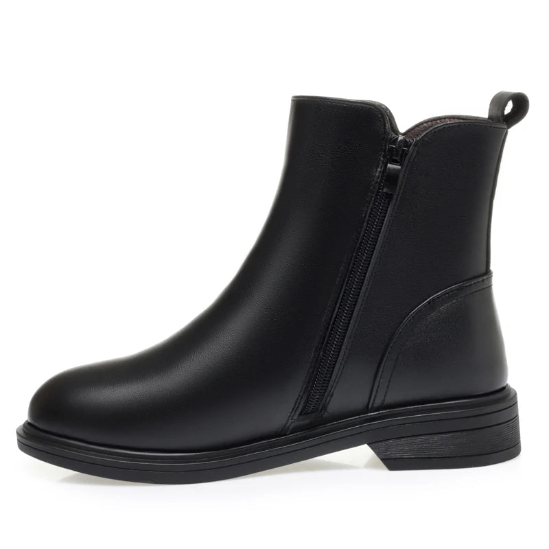 Schwarze Winter-Stiefelette mit seitlichem Reißverschluss und kleinem Blockabsatz