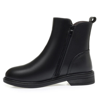 Schwarze Winter-Stiefelette mit seitlichem Reißverschluss und kleinem Blockabsatz