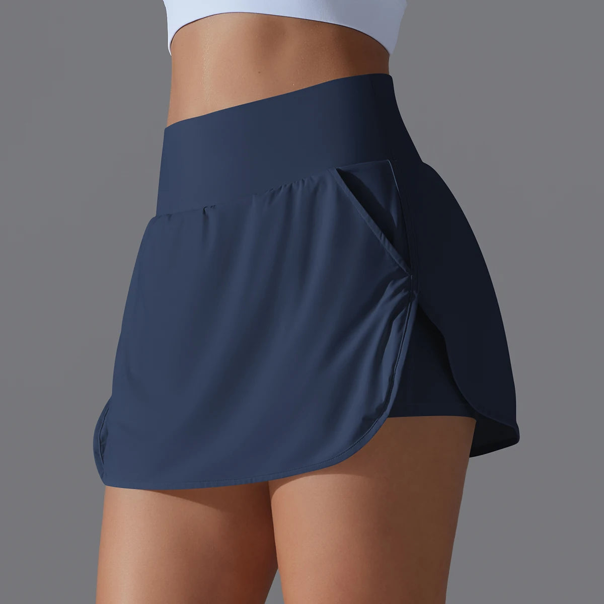 Hochtailierte Sportshorts, dunkelblau, Rückansicht mit seitlicher Drapierung