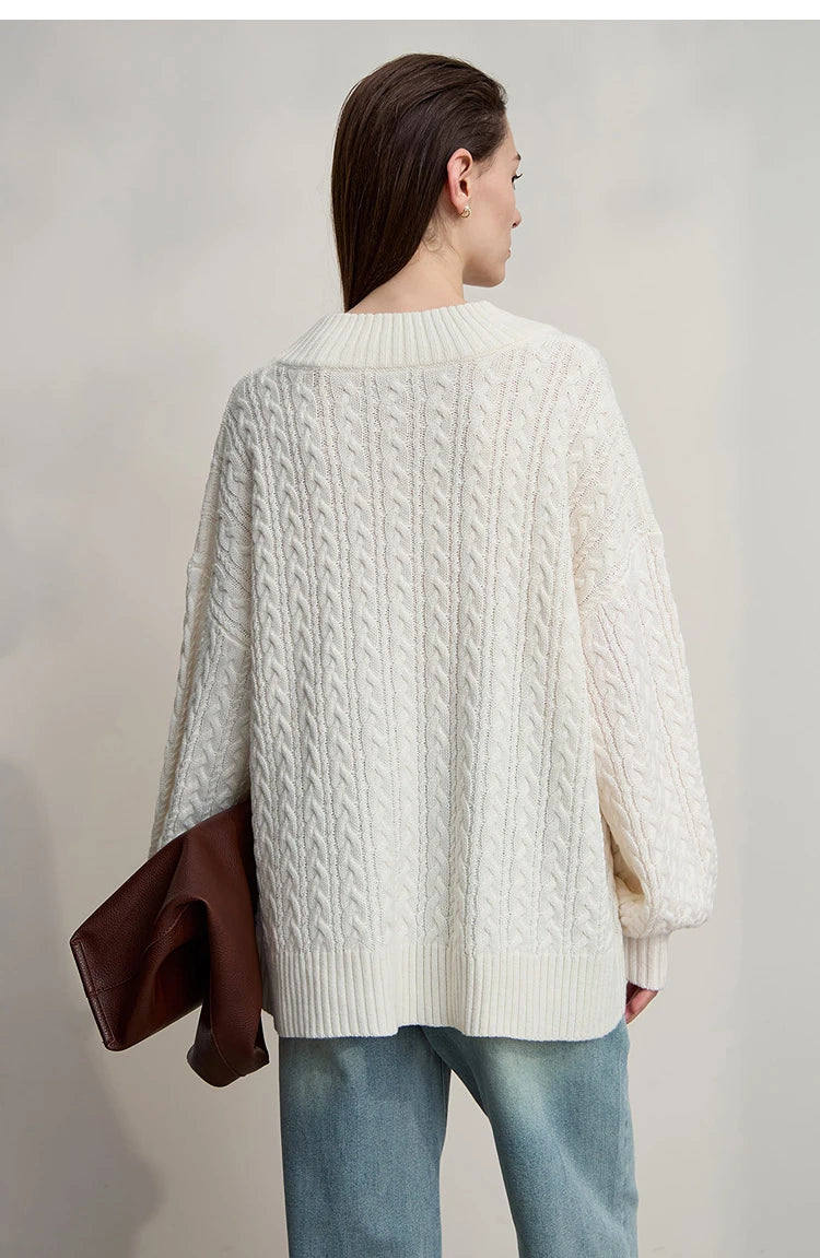 Damenpullover, Rückansicht mit Zopfmuster und breitem Rundrippenkragen in creme