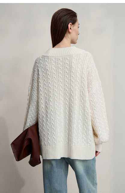 Damenpullover, Rückansicht mit Zopfmuster und breitem Rundrippenkragen in creme