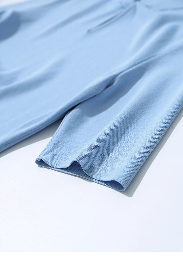 Hellblaues Stricktop, Ärmel und Saum mit feinem Strickgewebe und leichter Struktur