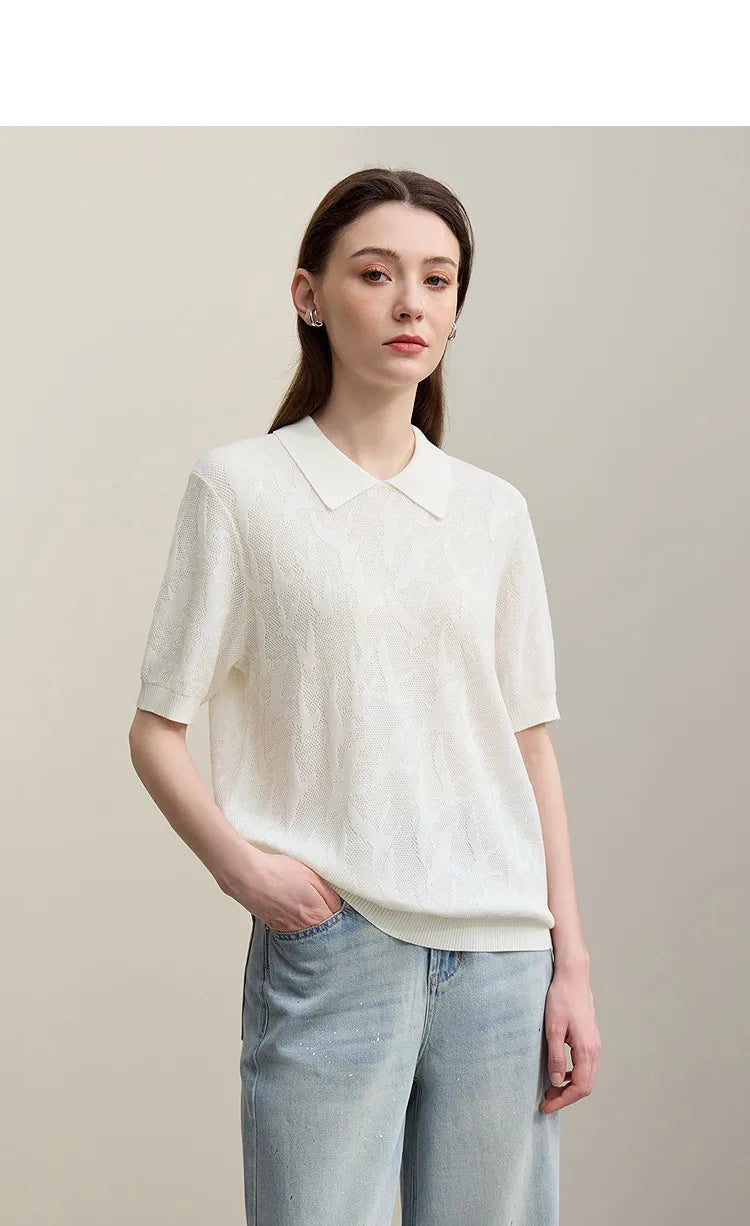 Weißer Strickpullover mit Polokragen und kurzem Arm, feines Jacquardmuster