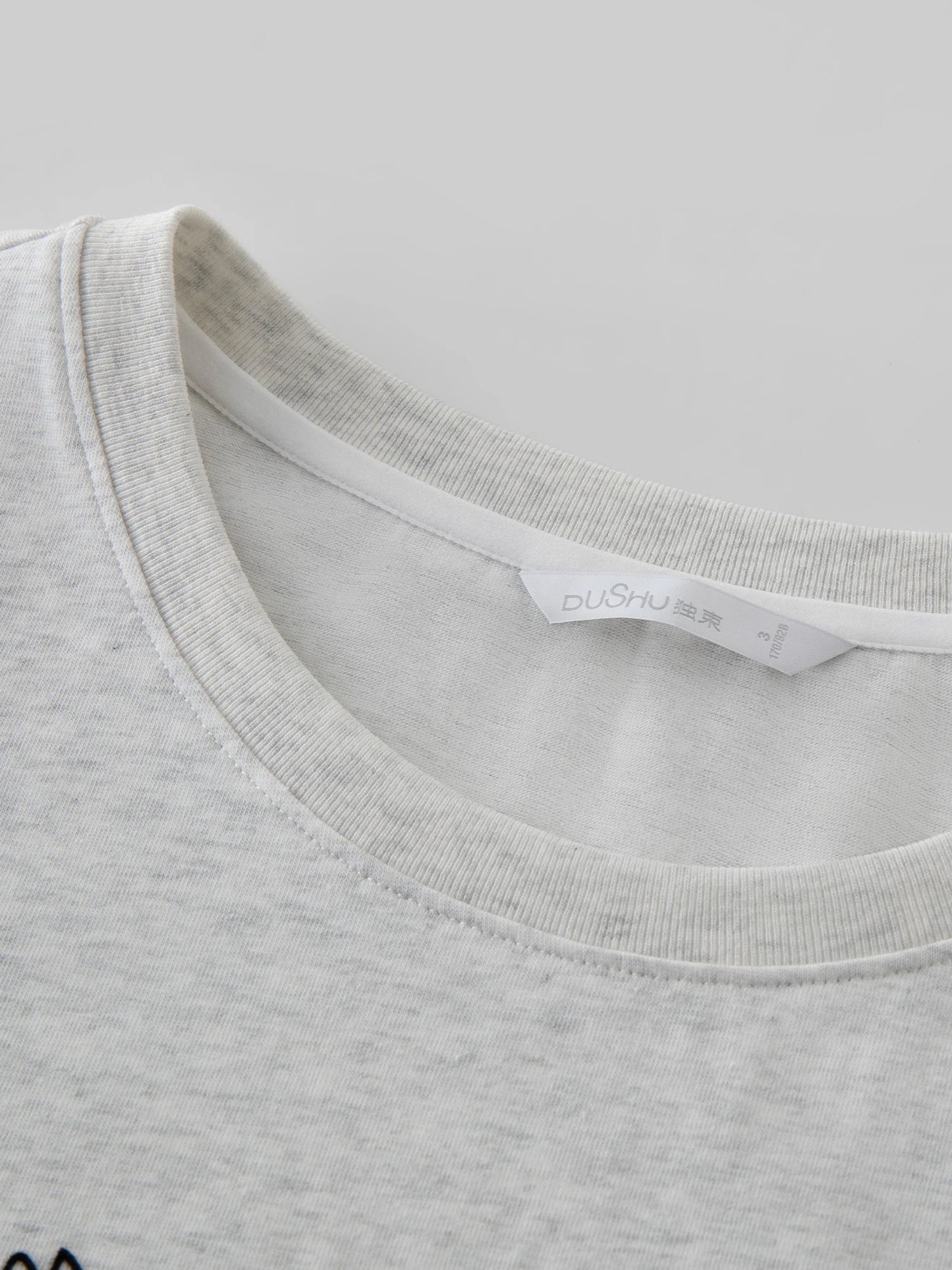 Plus Size Damen T-Shirt mit 3D-Schleife & Vogelmotiv – Sommerliches Kurzarmshirt mit abstraktem Print