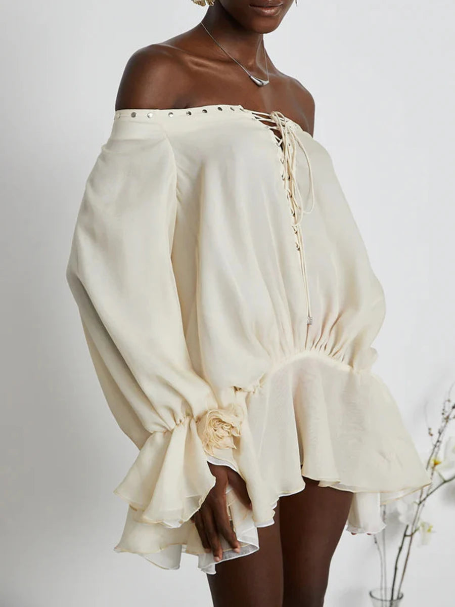 Zweiteiliges Damen-Set mit schulterfreiem Oberteil, langen Ärmeln und Schleifendetail sowie Patchwork-Rock mit Rüschen – elegant und modern.
