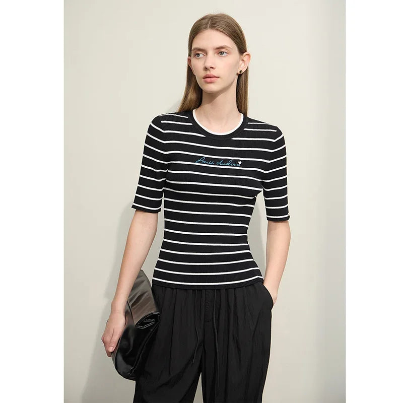 Damen gestreiftes Hemd mit Rundhals und schöner Stickerei für den Sommer