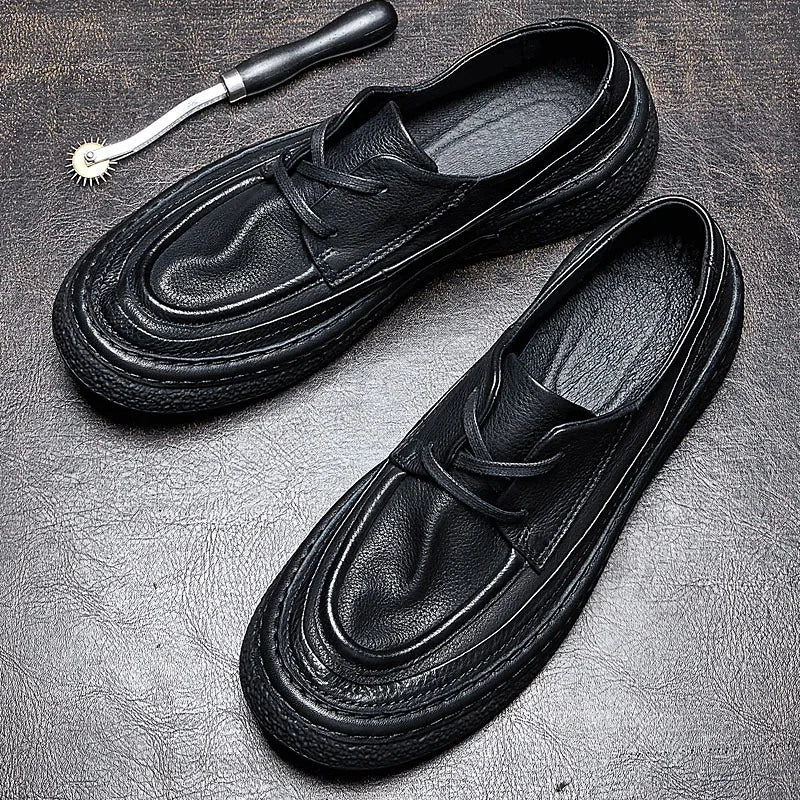 Schwarze Herren-Lederschnürschuhe mit flachen Schnürsenkeln und profilierter Sohle