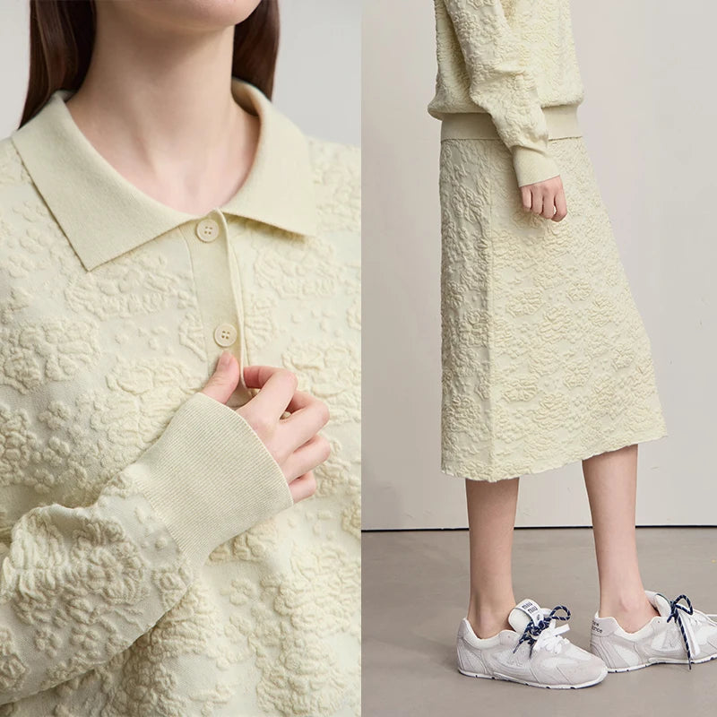 Nahansicht: hellbeiger Strickpullover mit Kragen und Knopfleiste, dazu Midirock