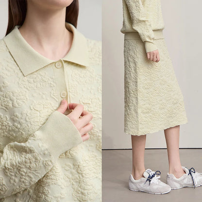 Nahansicht: hellbeiger Strickpullover mit Kragen und Knopfleiste, dazu Midirock