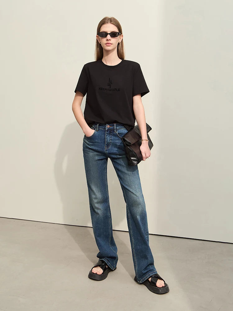 Damen T-Shirt im minimalistischen Stil mit modischer Stickerei und O-Ausschnitt