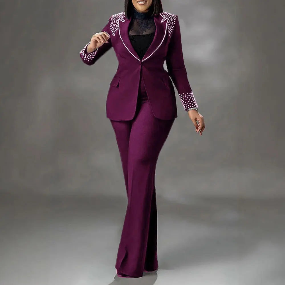 Elegantes Damen-Kleid mit Rundhalsausschnitt und kurzen Ärmeln – figurbetontes Design mit Stickerei und Bohrmuster.