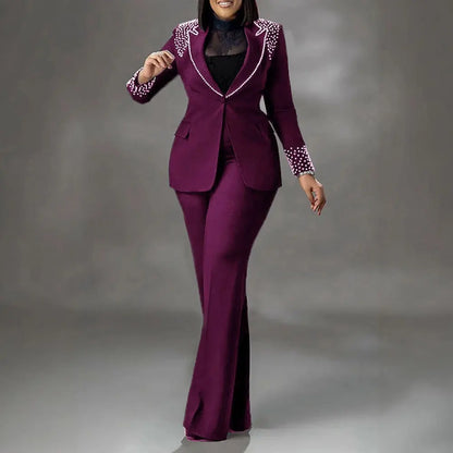 Elegantes Damen-Kleid mit Rundhalsausschnitt und kurzen Ärmeln – figurbetontes Design mit Stickerei und Bohrmuster.