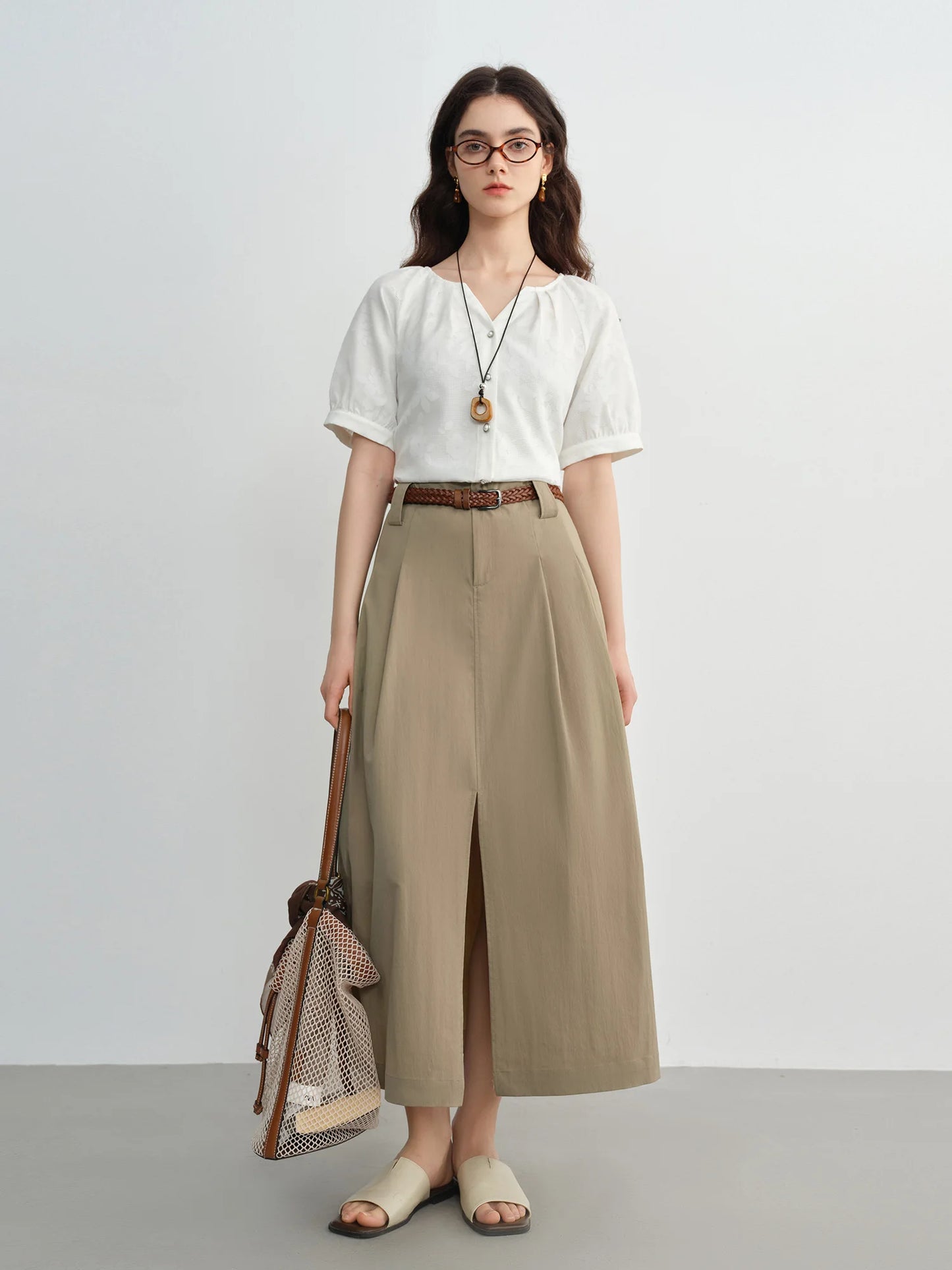 Kurzärmeliges Damen-T-Shirt im minimalistischen Stil mit Stickerei – vielseitig und modisch für den Sommer.