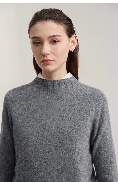 Nahaufnahme: Grauer Damenpullover mit geripptem Mock-Neck und feinem Strickmuster.