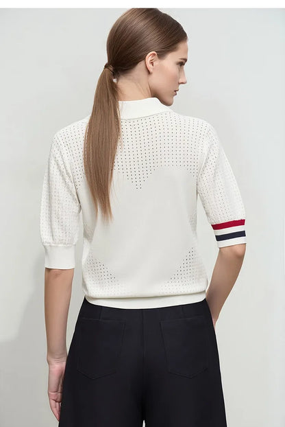 Damen-Poloshirt aus Strick, cremeweiß, Rückansicht mit kurzem Ärmel und Kontraststreifen
