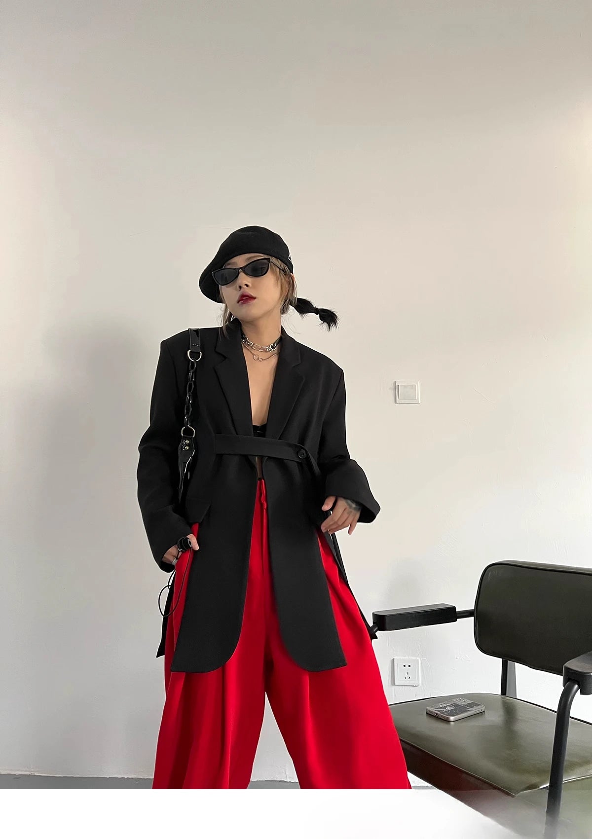 Zweiteiliges Damen-Set mit Stickerei: Langarm-Oberteil mit Reverskragen und hoch taillierte, lange Hose – stilvoll und elegant.
