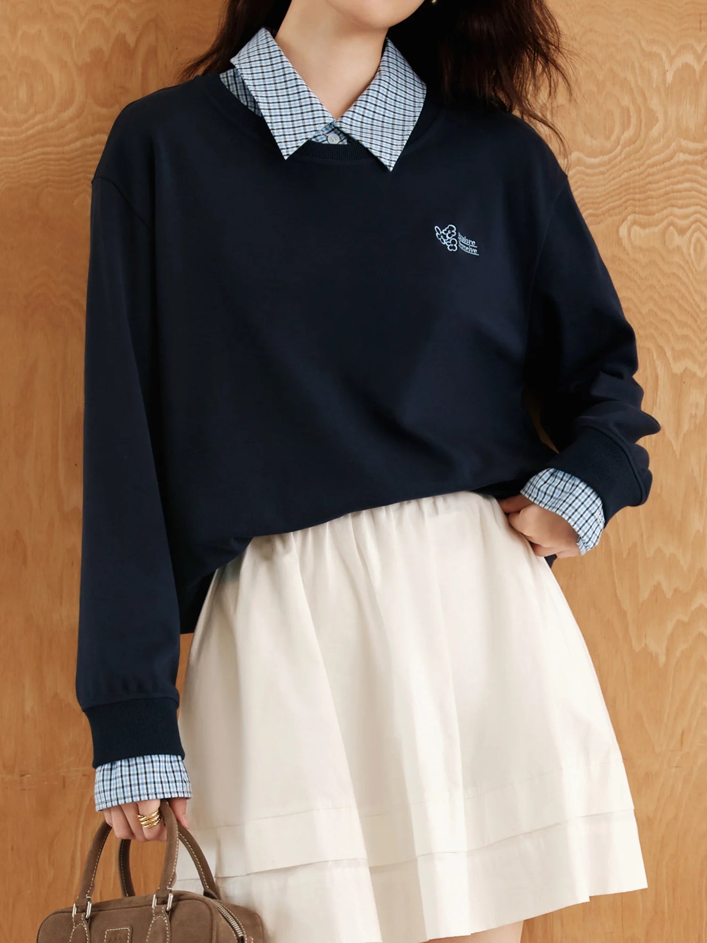 Elegante Damenbluse in Weiß mit schmaler Passform und langen Ärmeln – ideal fürs Büro.