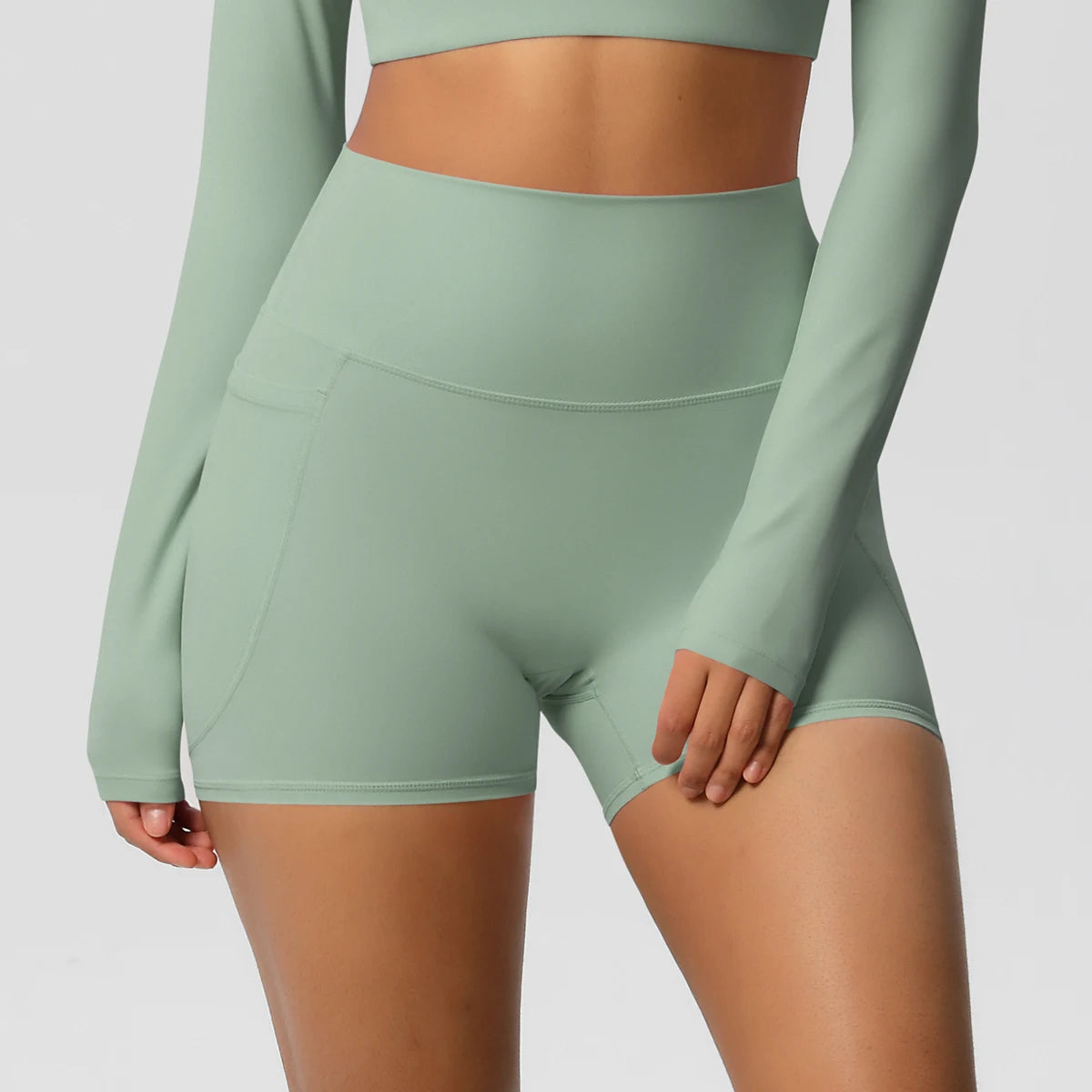 Hamidou Yogashorts für Frauen in Mintgrün, seitliche Ansicht mit bequemen Passformen.