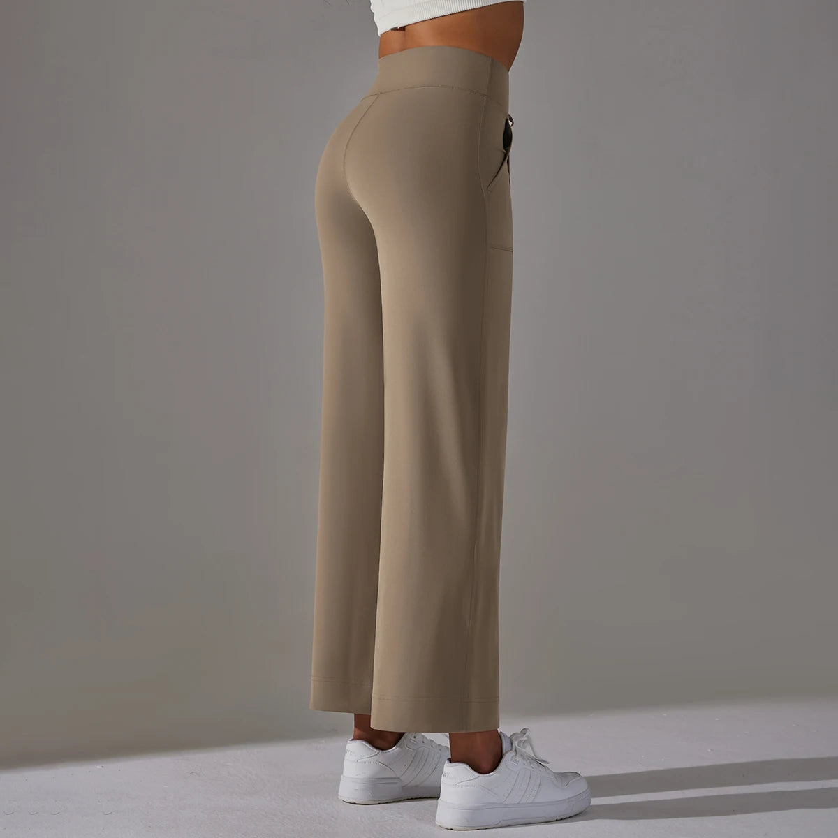 Damen-Leggings mit weitem Bein, hoher Taille und Taschen; beige, Blick auf Rück-/Seitenansicht