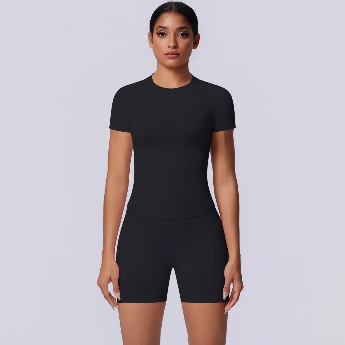 Yoga-Set für Frauen: schwarzes T-Shirt mit kurzen Ärmeln und Shorts
