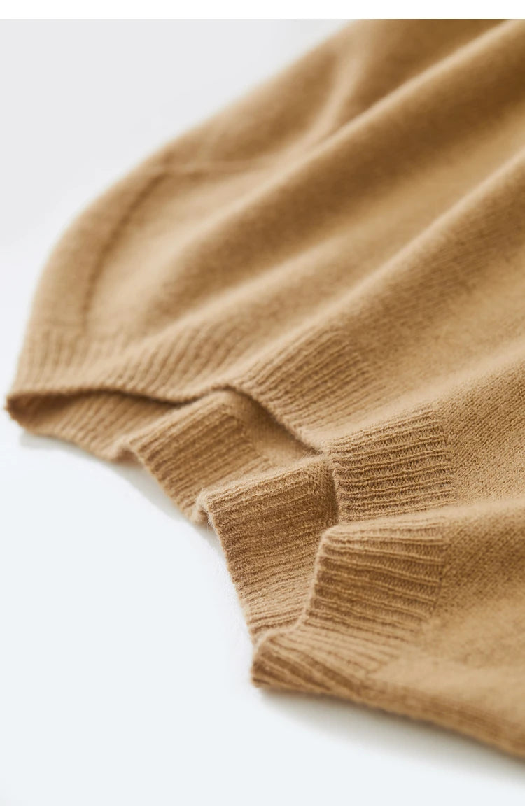 Nahaufnahme: beiger Strickpullover-Saum mit geripptem Bündchen und strukturierter Wolle