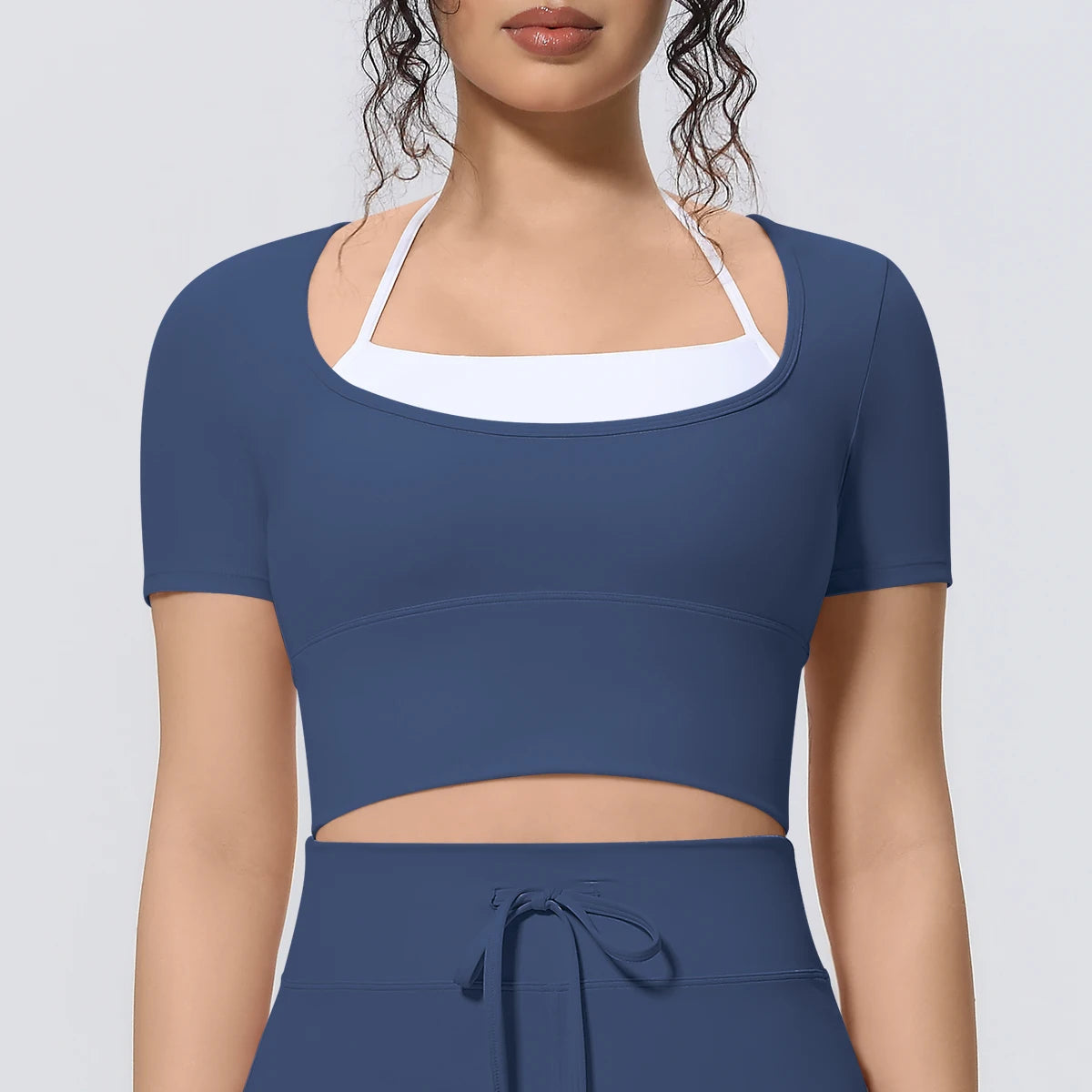 Damen Sport-T-Shirt, navy/dunkelblau mit breitem Rundhalsausschnitt und weißen Kontrastkanten