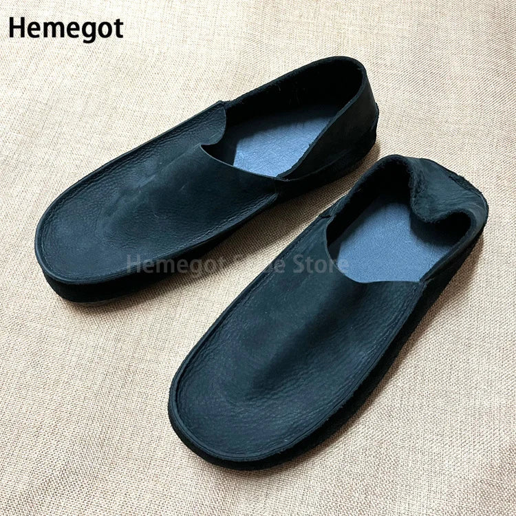 Herren-Slipper aus dunklem Leder mit glatter Oberfläche und Schlupföffnung