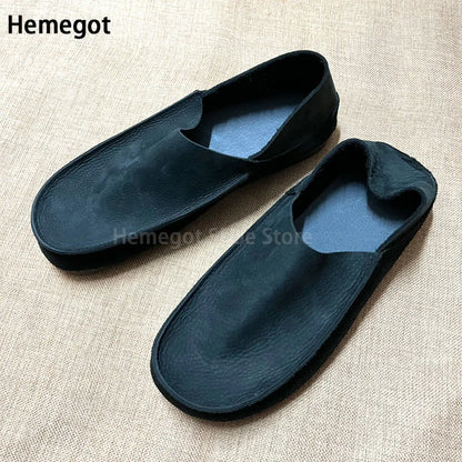 Herren-Slipper aus dunklem Leder mit glatter Oberfläche und Schlupföffnung