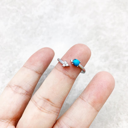 Ring aus Silber mit türkisblauem Stein und kleiner Zirkonia-Verzierung