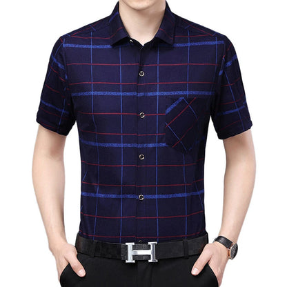Leichtes Herren-Poloshirt aus Eisseide mit kurzen Ärmeln und klassischem Kragen in einfarbigem Design.
