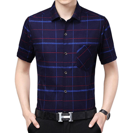 Leichtes Herren-Poloshirt aus Eisseide mit kurzen Ärmeln und klassischem Kragen in einfarbigem Design.