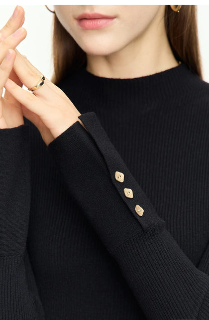 Damen-Strickpullover, schwarzes Strickmaterial mit Stehkragen und Metallschnallen am Ärmelabschluss