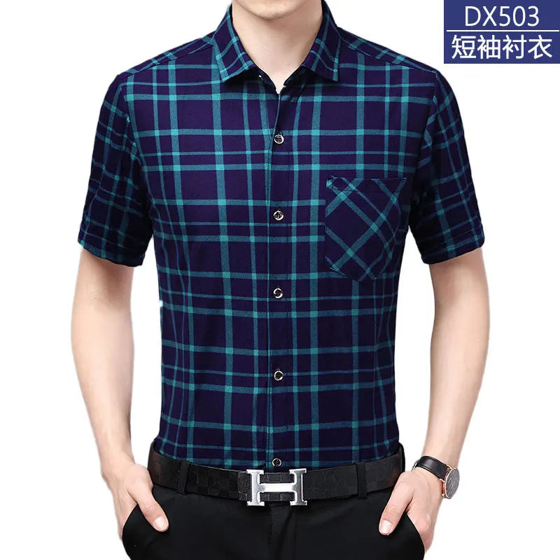 Leichtes Herren-Poloshirt aus Eisseide mit kurzen Ärmeln und klassischem Kragen in einfarbigem Design.