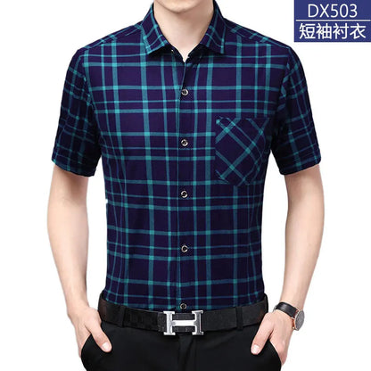 Leichtes Herren-Poloshirt aus Eisseide mit kurzen Ärmeln und klassischem Kragen in einfarbigem Design.