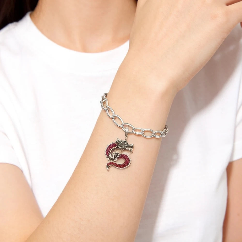 Drachenring-Anhänger am silbernen Kettenarmband, mit roten Steinbesatz