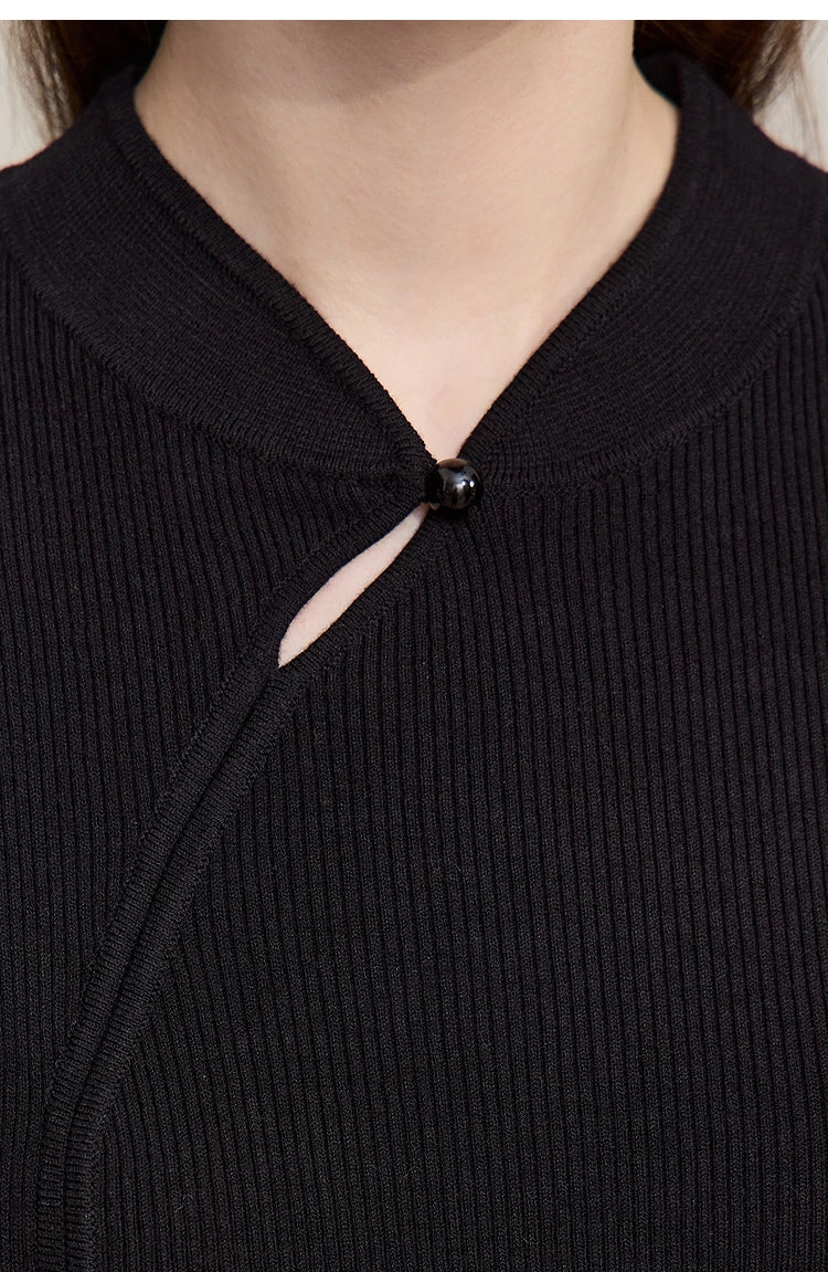 Schwarzer Damenpullover mit Cheongsam-Kragen und Knopf, gerippter Strick, Ausschnittdetail