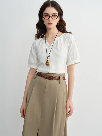 Kurzärmeliges Damen-T-Shirt im minimalistischen Stil mit Stickerei – vielseitig und modisch für den Sommer.