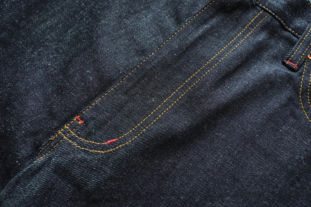 Herren Jeans aus Sommer Selvedge Denim mit lockerer Passform und hohem Bund