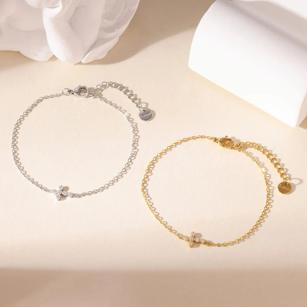 OBEAR 18K vergoldetes Edelstahl-Armband mit zierlichem Kreuz, Micro-Pavé-Armband mit kubischen Zirkonia, minimalistischer Schmuck, Geschenk für Frauen