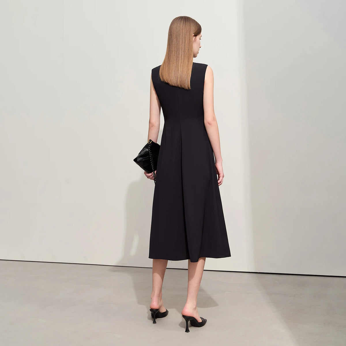 Ärmelloses Damenkleid schwarz mit Farbblock, Rückansicht
