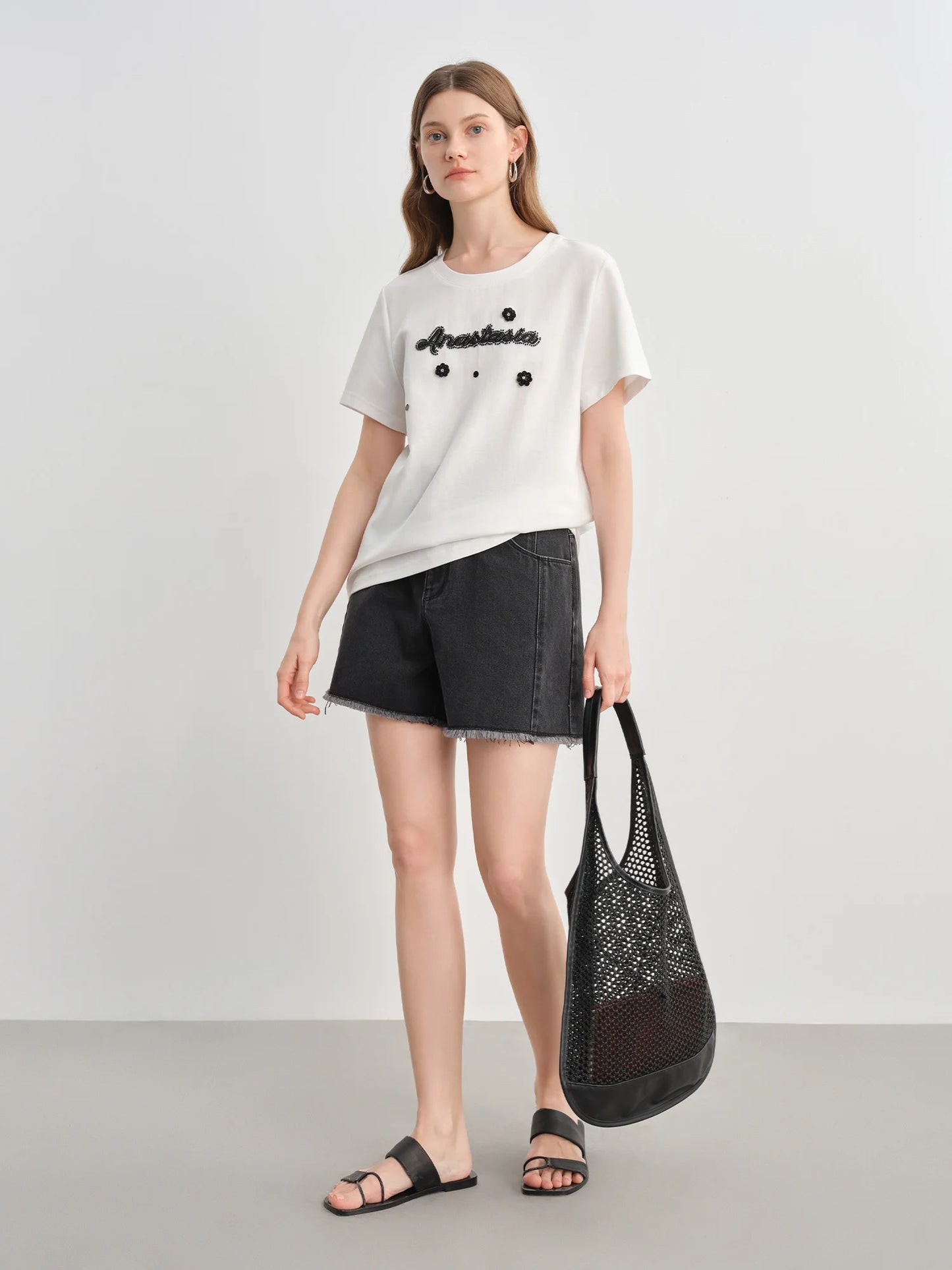 Damen T-Shirt mit V-Ausschnitt und strukturierten Schultern im Retro-Twist-Knotendesign für eine schlanke Silhouette
