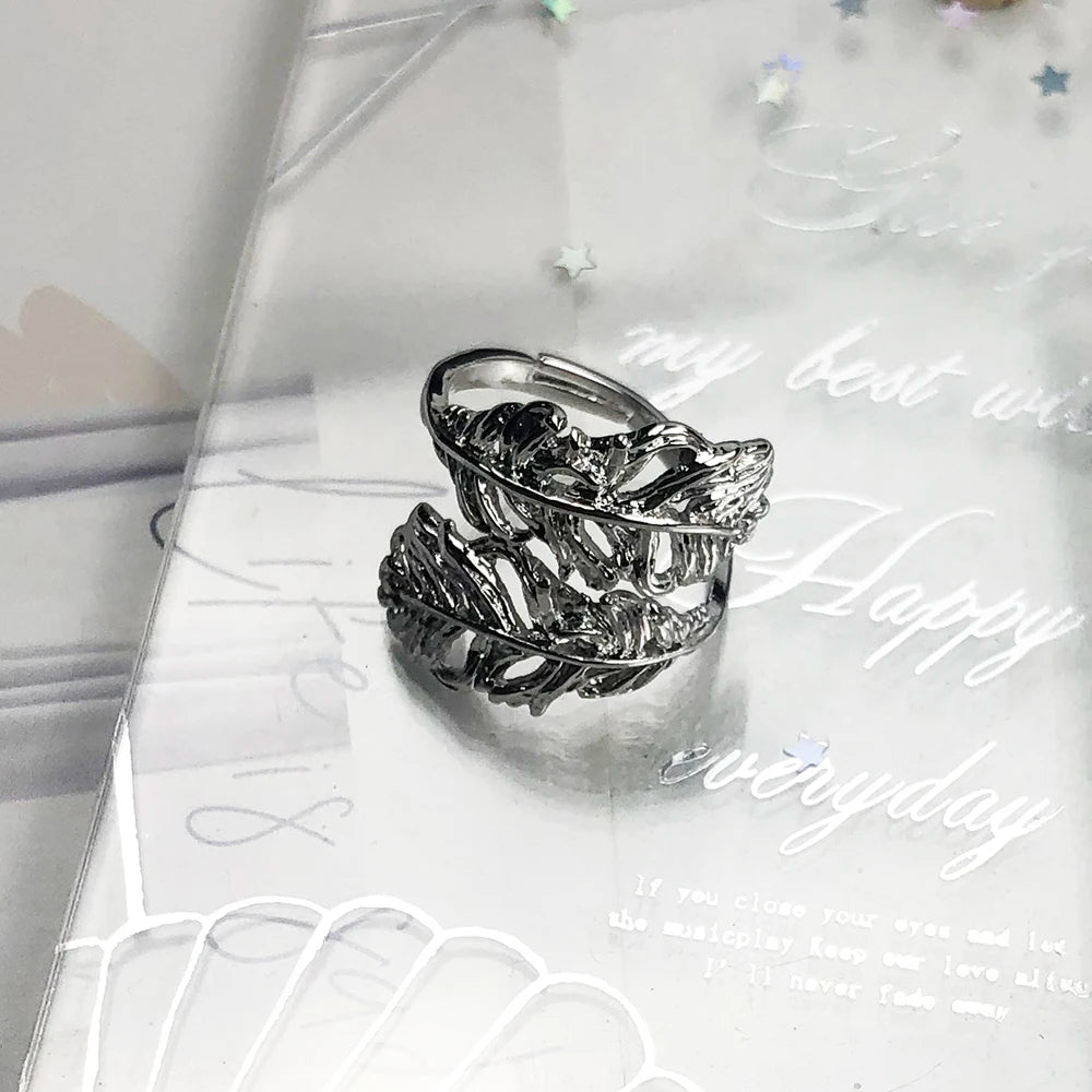 925er-Sterlingsilber-Ring im Detail, Reliefband mit dunklem Einsatz