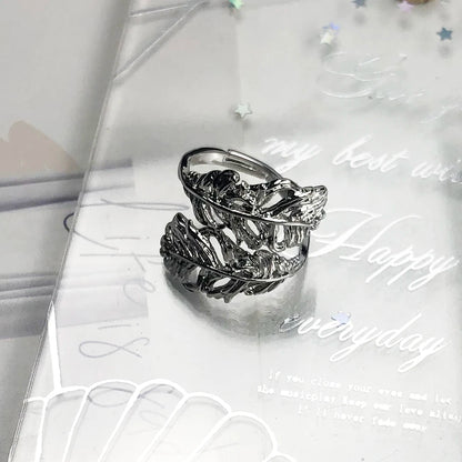 925er-Sterlingsilber-Ring im Detail, Reliefband mit dunklem Einsatz