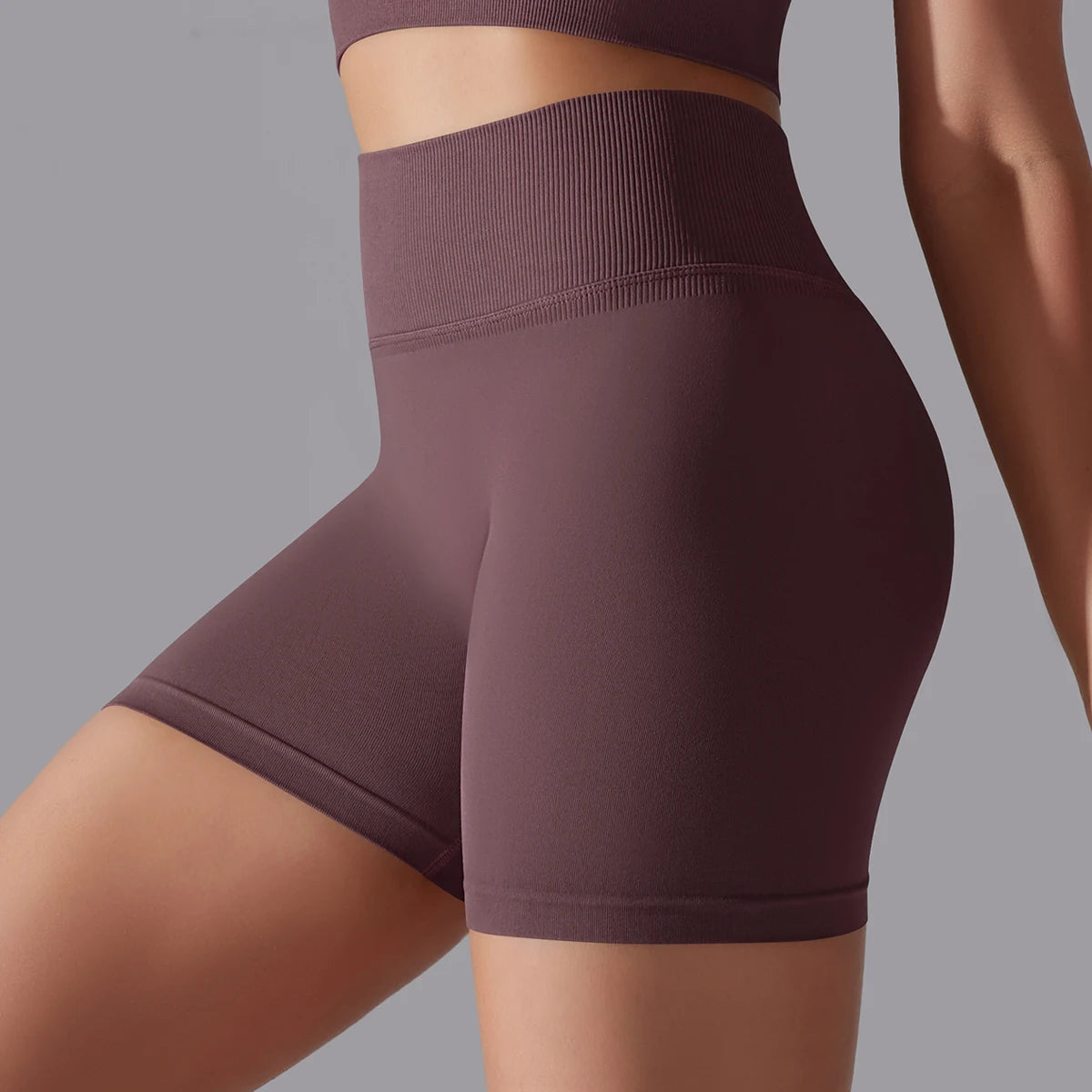 Nahtlose gestrickte Damen-Workout-Shorts, dunkellila, mit hoher Taille und geformtem Hinterteil