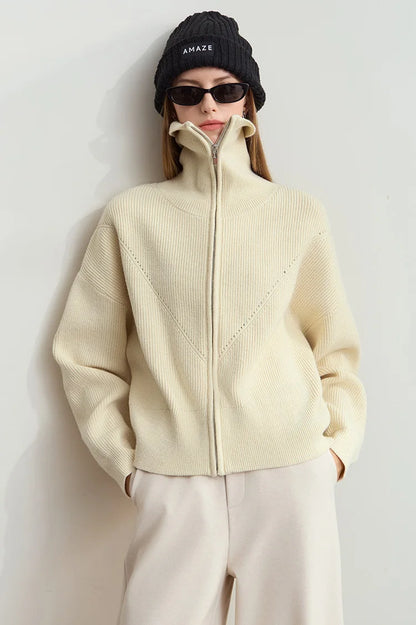 Helle Wollstrickjacke mit Reißverschluss und geripptem Stehkragen, frontansicht