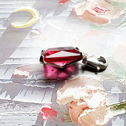 Charm-Anhänger aus 925er Sterlingsilber mit rotem, facettiertem Edelstein