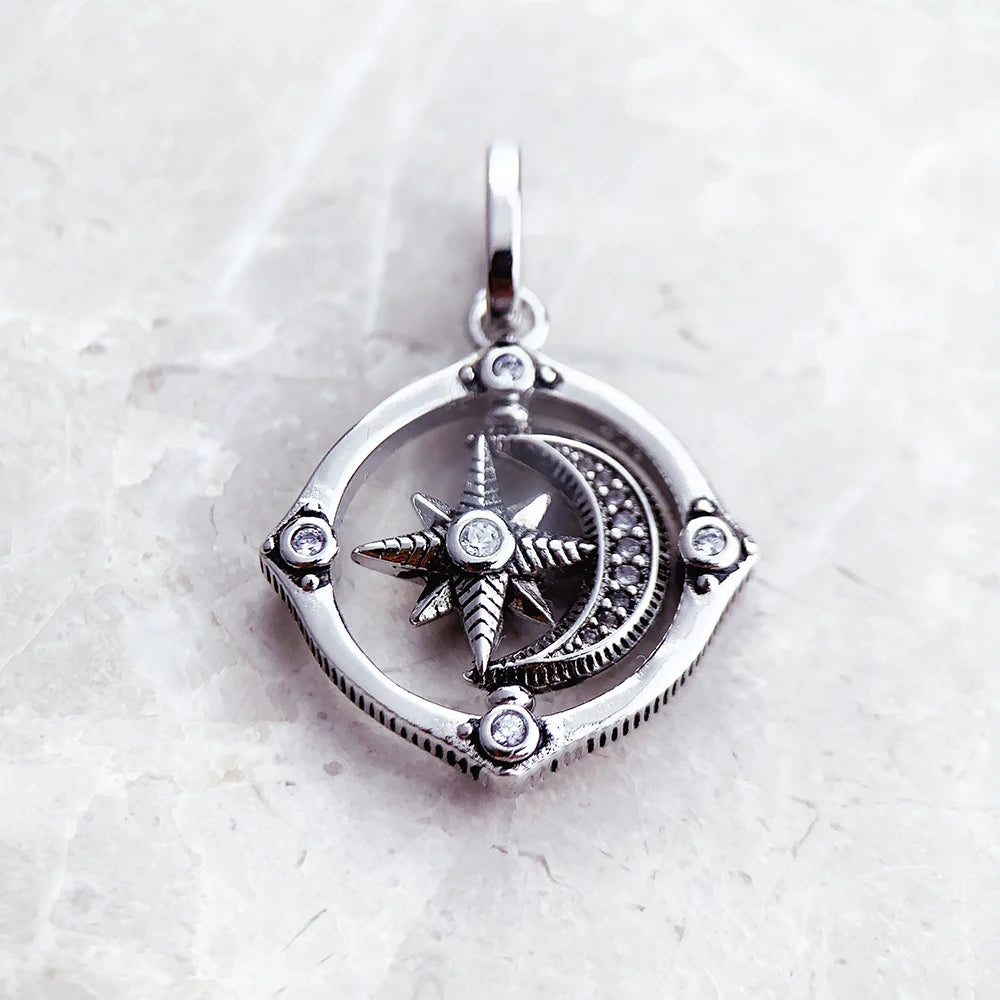 Stern-Mond-Anhänger aus 925er Sterlingsilber mit Mondsichel und Strahlenstern im Kreis.