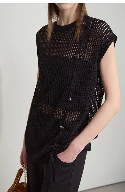 Damen-Strickpullover in Schwarz im Detail: durchbrochenes Strickmuster und Knöpfe