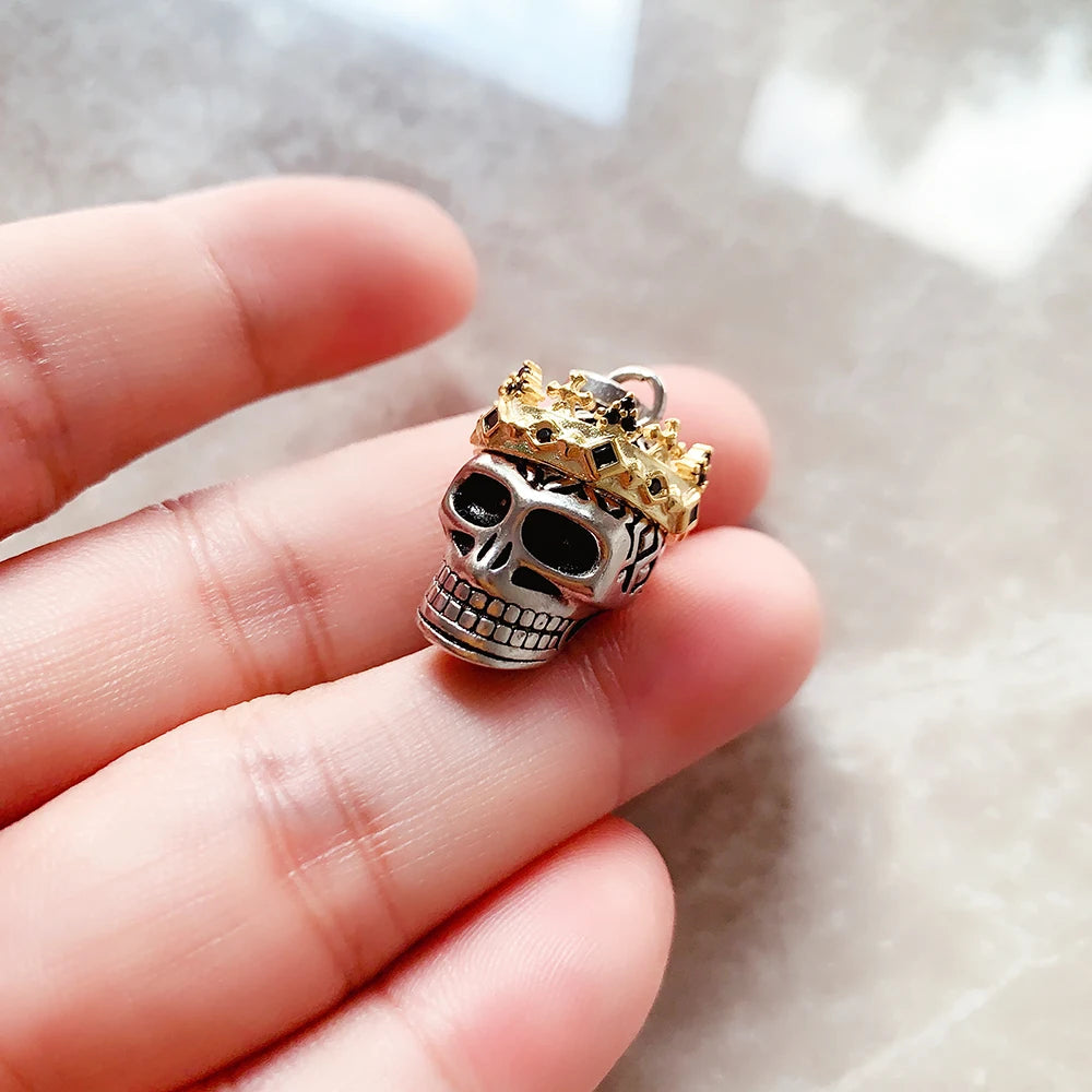 Totenkopf-Anhänger mit Krone, silberfarben mit goldfarbener Krönung