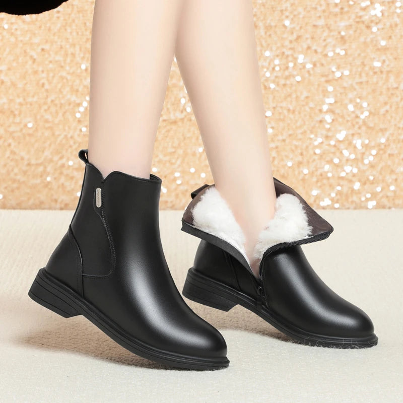 Schwarze Winterstiefelette mit Fellfutter am Schaftrand und Blockabsatz